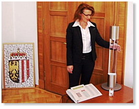 Wassersule SPIRIT VITALIZER 800 CC im Bro des Landeshauptmannes von O. Im Bild seine Sekretrin, die sehr viel von der Sule hlt und sich gerne selbst energetisch damit aufldt.